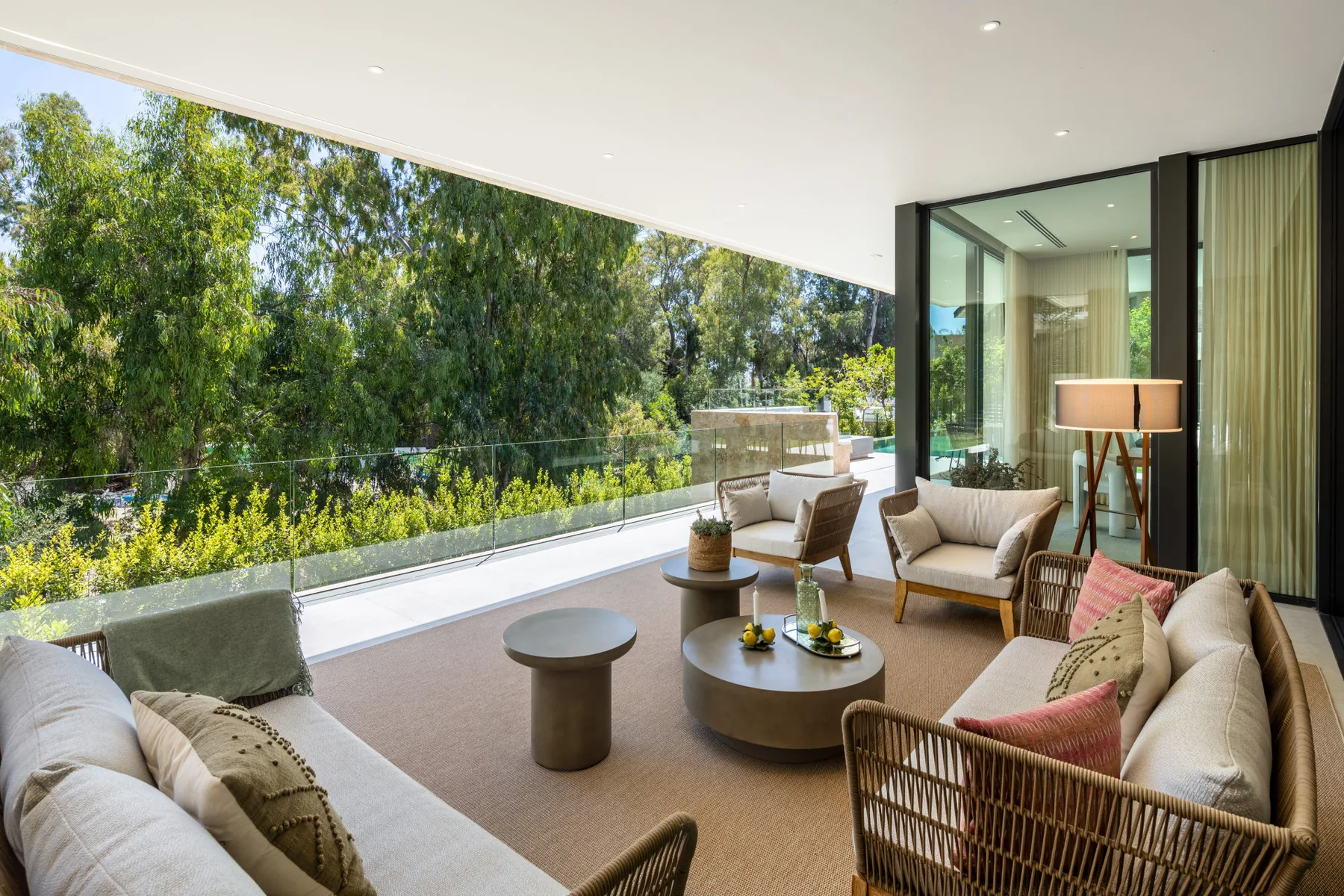 Große überdachte Terrasse