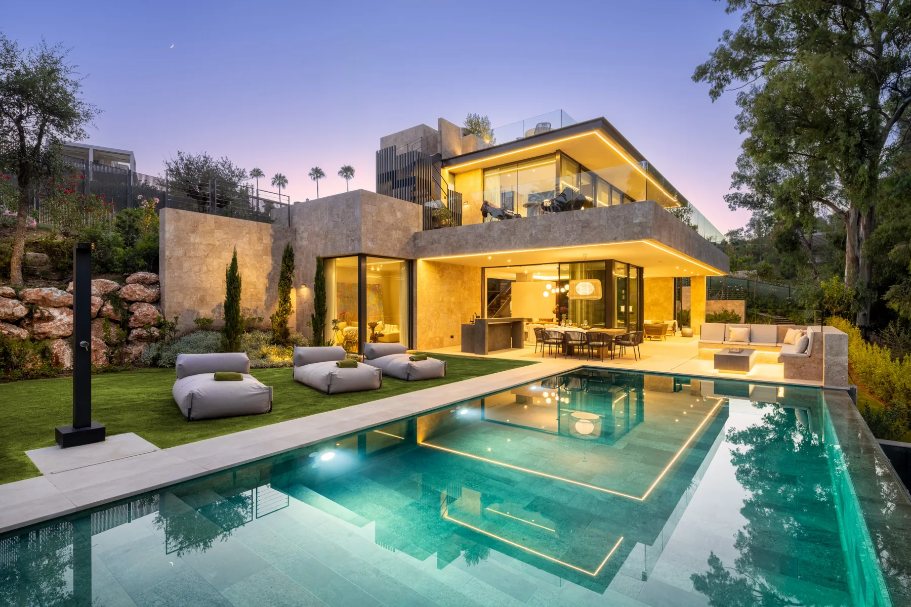 Hochwertige moderne Villa mit beleuchtetem Pool