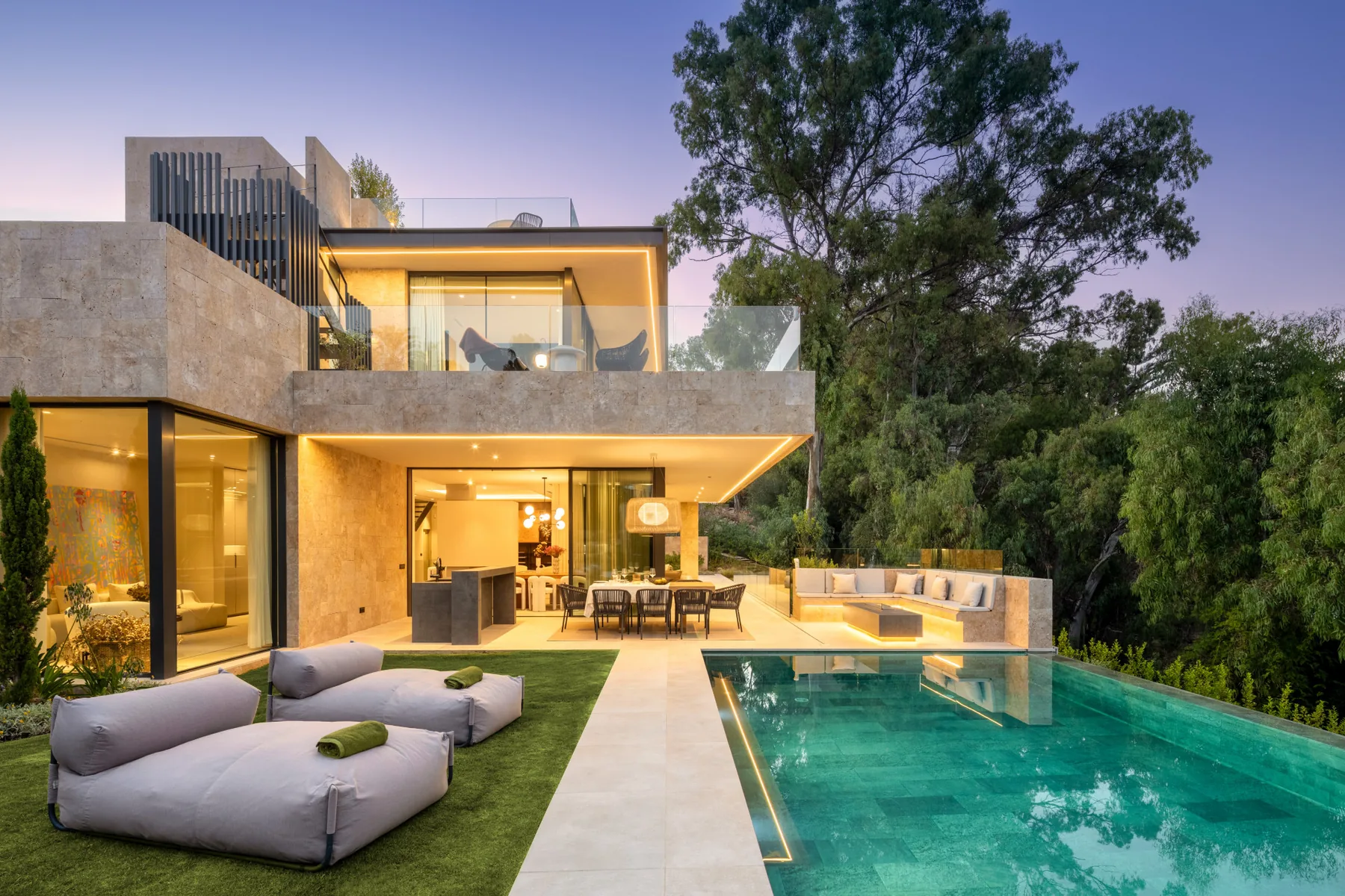 Modernes Haus mit Terrasse und Pool