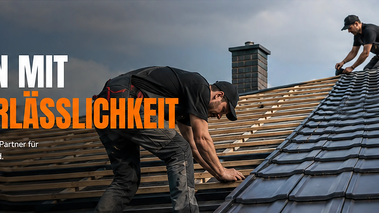 Dachdecker bei der fachgerechten Neueindeckung eines Steildachs