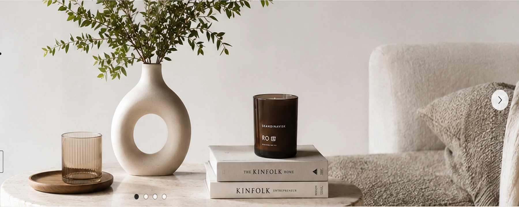 Helles, minimalistisches Wohnambiente mit Keramik und Textilien